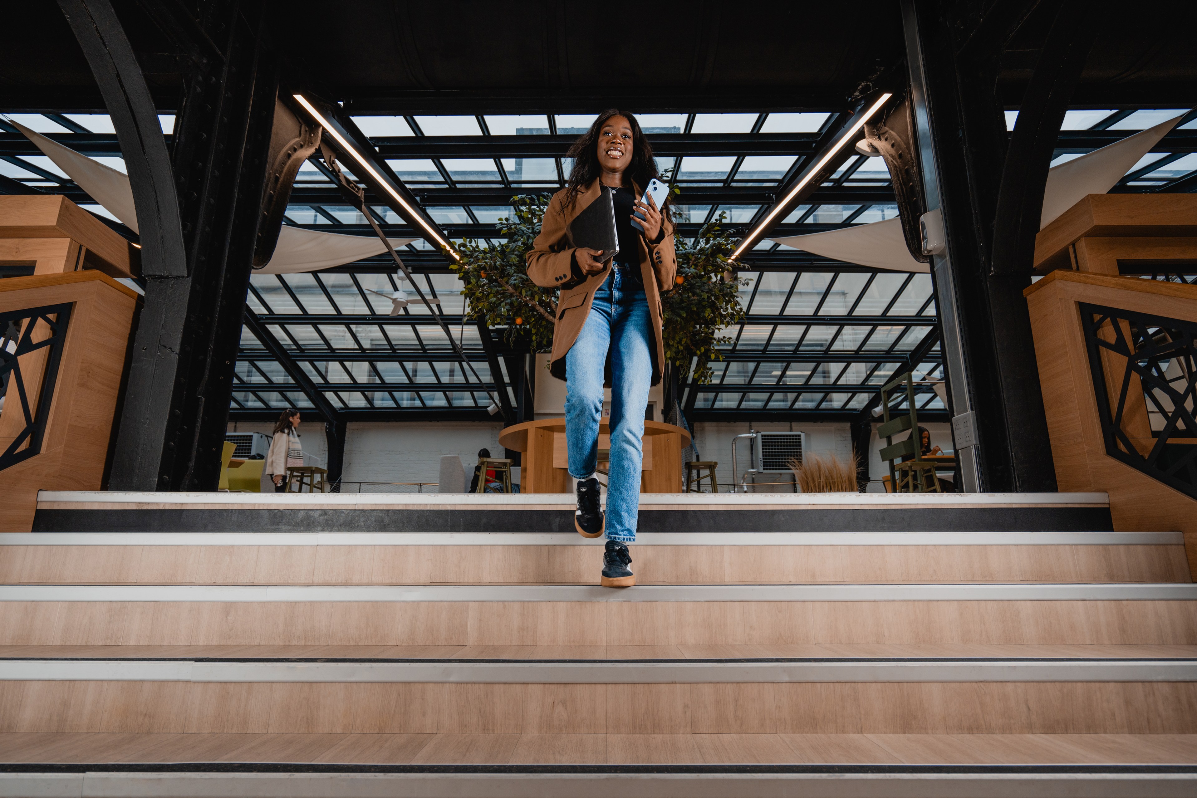 Étudiante dans les locaux de Sup Career à Paris